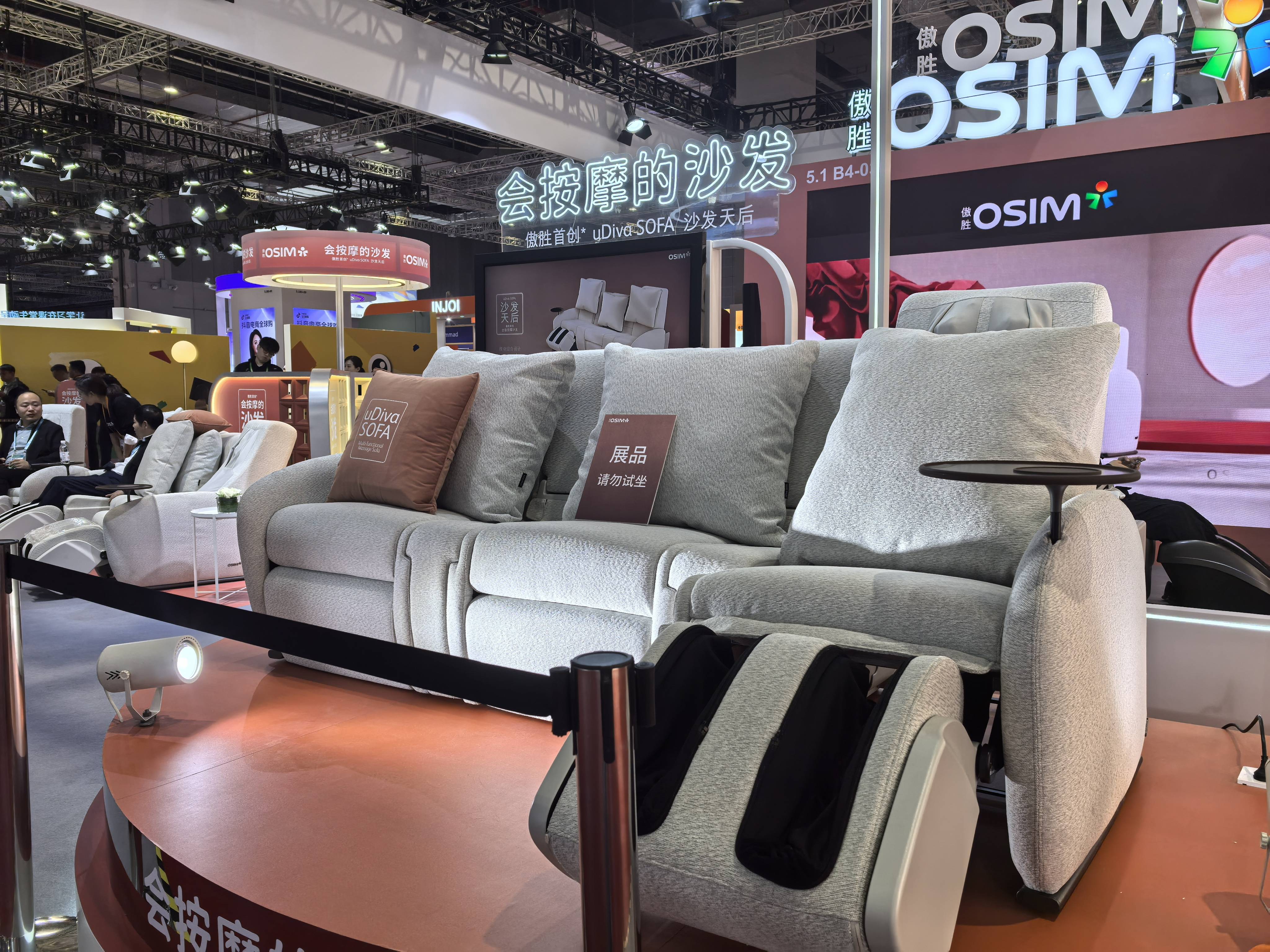 进博会：未来将进一步增加中国市场门店数量j9九游会入口首页OSIM傲胜亮相第七届(图1)