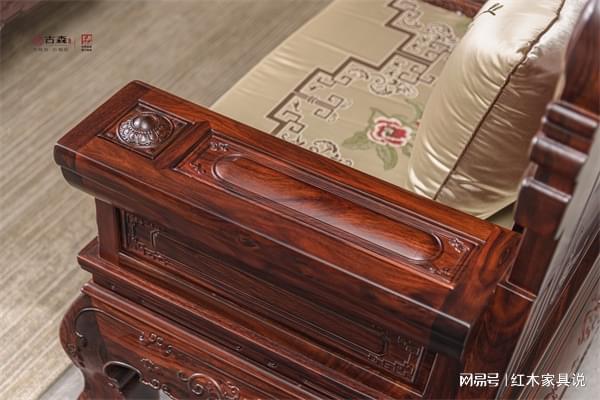 木 红酸枝沙发：客厅的实用美学之选九游会J9入口红酸枝品牌·古森红(图4)