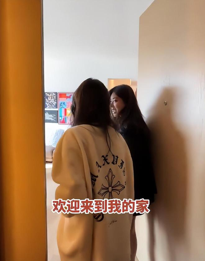 帮忙带孩子、买菜住150平豪宅一年赚40万j9九游会(中国)网站香港美女麻将馆打工(图4)